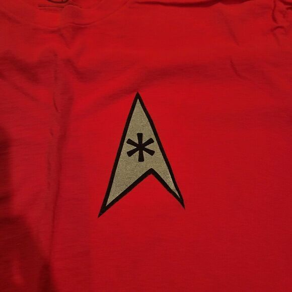 Star Trek Enegineering Badge Red Uniform Graphic Tee Shirt Men's Size Large - Picture 2 of 5